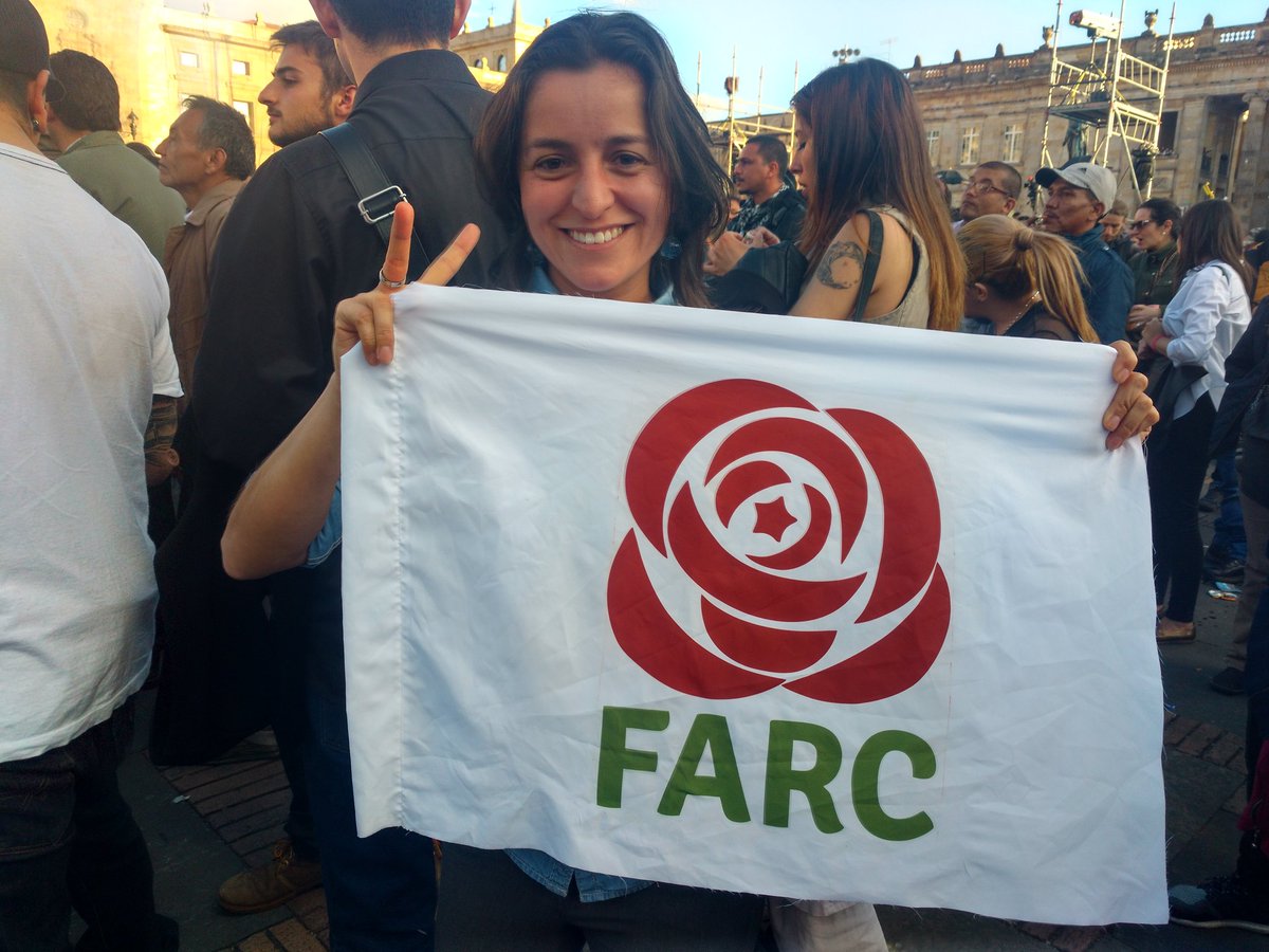 Joven enarbola logo de la Farc