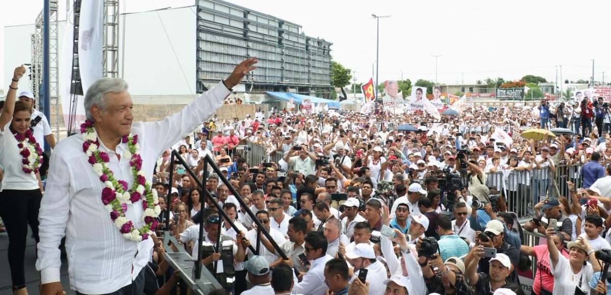 López Obrador saluda al público en México