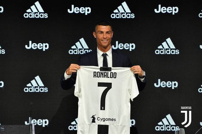 influencers-cristiano-ronaldo-posando-con-su-nueva-camiseta-foto-juventus